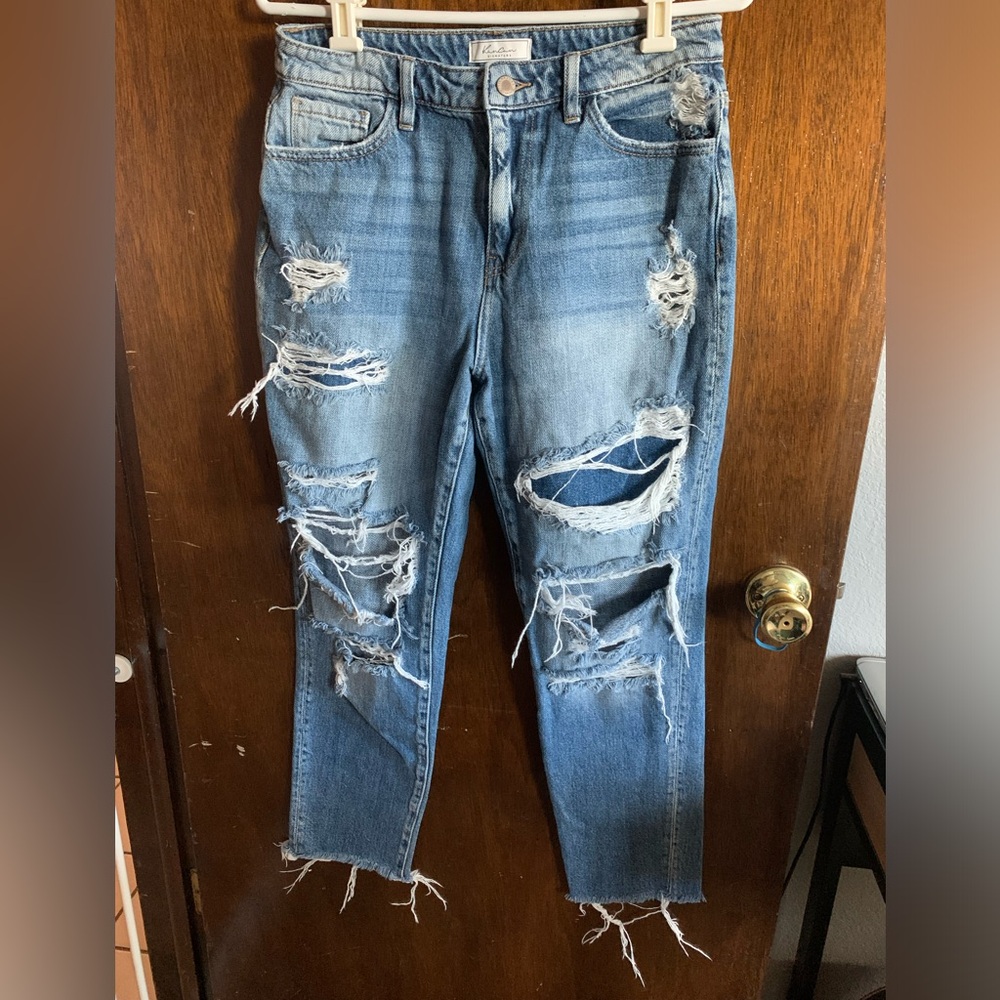 KanCan distressed Jean capris size 27 x27